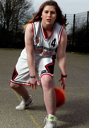 英國(guó)少女患罕見“睡美人綜合癥” 一覺(jué)能睡44天