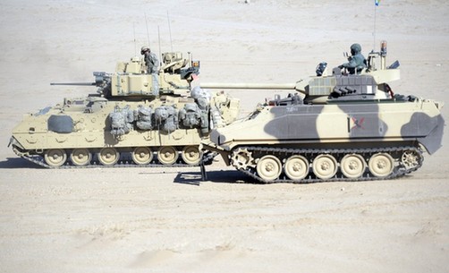 外形威猛:美國陸軍M2A3戰(zhàn)車群戈壁實戰(zhàn)演練