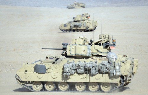 外形威猛：美國(guó)陸軍M2A3戰(zhàn)車群戈壁實(shí)戰(zhàn)演練