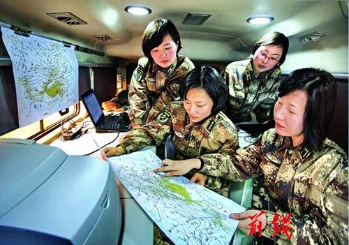 南京軍區(qū)某女子氣象班把脈風云