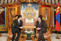 安倍與蒙古總理會(huì)談 稱將就資源開發(fā)強(qiáng)化合作