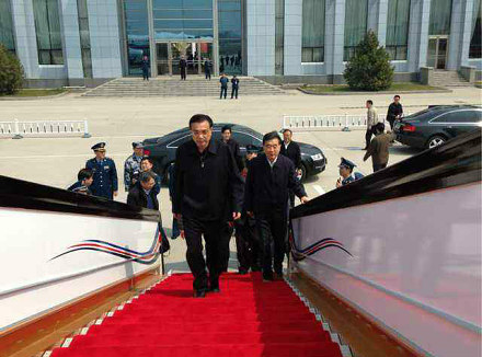 李克強乘專機赴四川雅安地震災(zāi)區(qū)