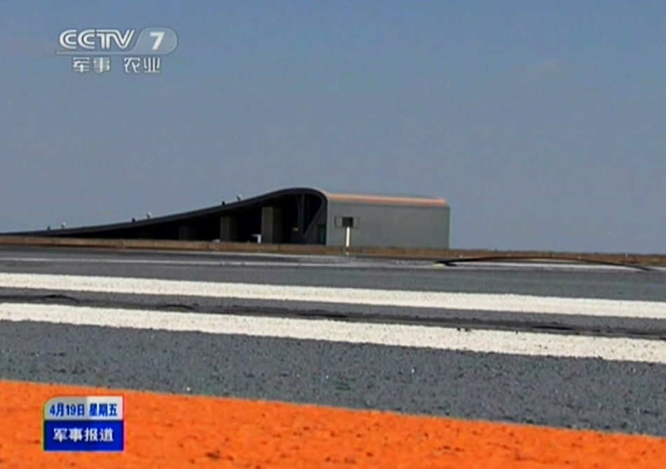 央視揭秘我艦載機(jī)訓(xùn)練基地 飛行員自拍曝光
