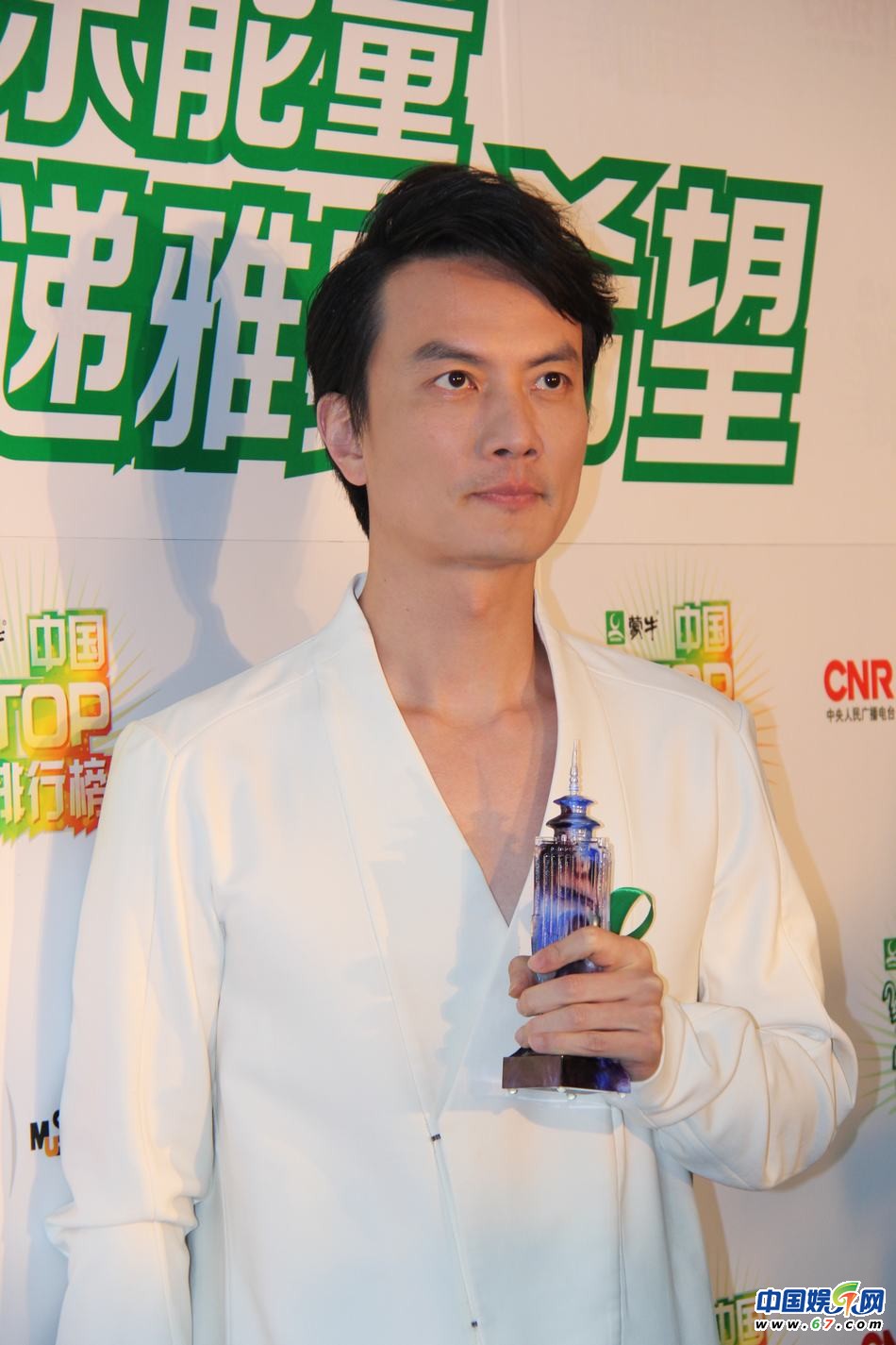 直擊中國(guó)TOP排行榜頒獎(jiǎng)晚會(huì) Ella低胸秀乳溝 劉忻現(xiàn)“蜘蛛”紋身