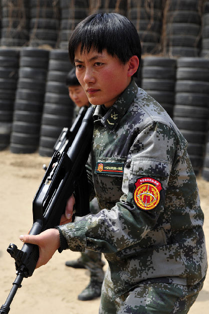 戰(zhàn)場(chǎng)上沒女人:女特種兵像男兵一樣嚴(yán)酷訓(xùn)練