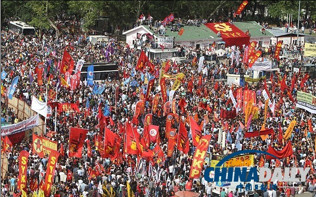土耳其示威繼續(xù)上演 總理指責(zé)反對黨“煽動(dòng)抗議”