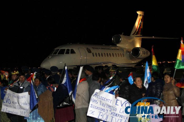 玻利維亞總統(tǒng)乘專機回國 支持者熱烈歡迎（組圖）