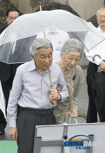 日本天皇夫婦雨中視察災(zāi)區(qū) 所撐塑料傘或從中國進(jìn)口
