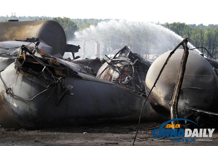 組圖:加拿大油罐列車出軌爆炸五死數(shù)十傷 總理赴現(xiàn)場