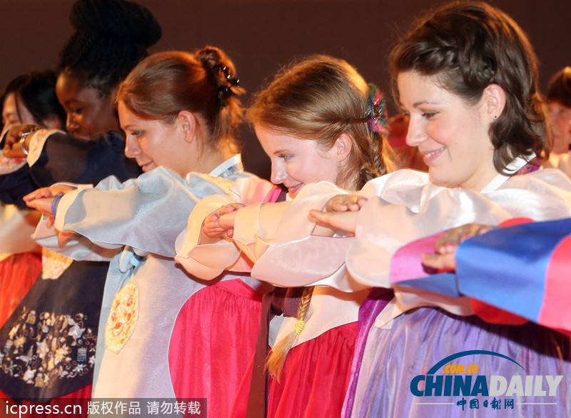 美翻了！韓國女子大學(xué)留學(xué)生穿韓服學(xué)行禮（高清組圖）