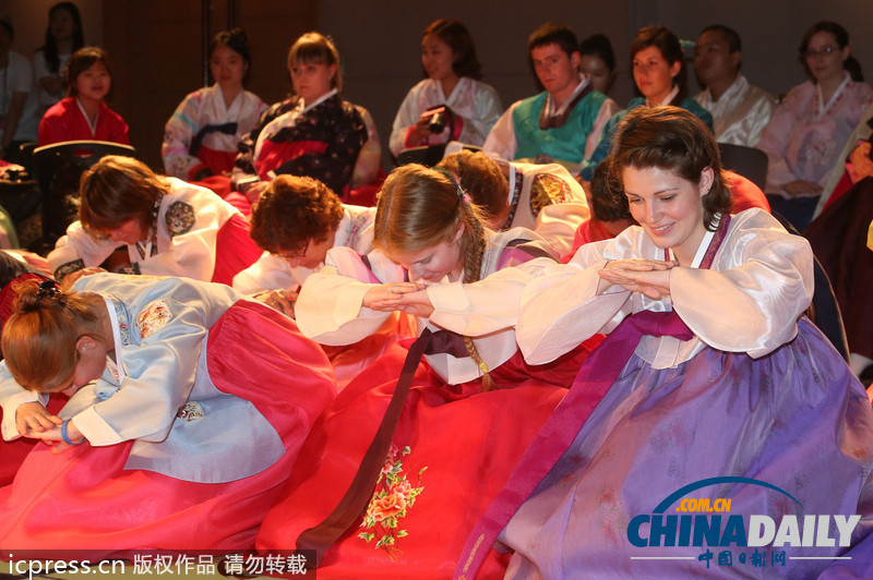 美翻了！韓國女子大學(xué)留學(xué)生穿韓服學(xué)行禮（高清組圖）