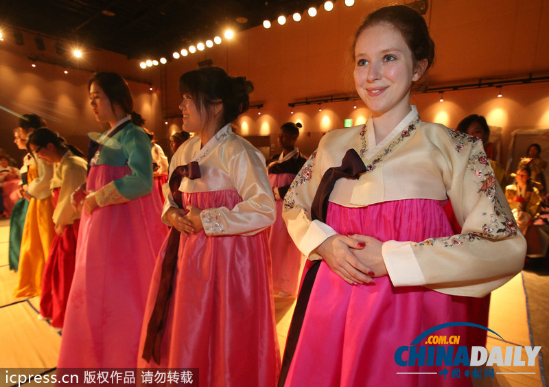 美翻了!韓國(guó)女子大學(xué)留學(xué)生穿韓服學(xué)行禮(高清組圖)