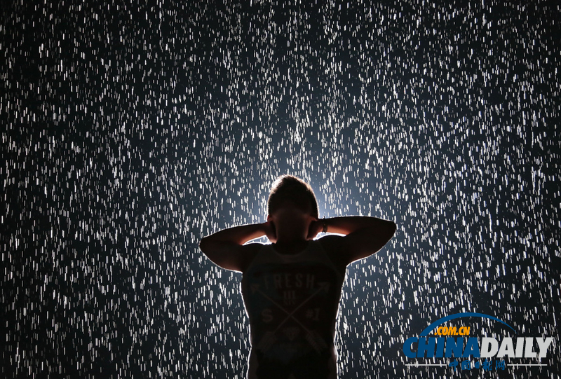 “雨”中玩樂(lè)卻不濕身 美國(guó)人高溫中體驗(yàn)神奇“雨屋”