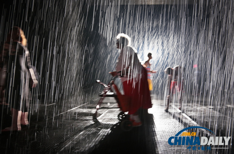 “雨”中玩樂卻不濕身 美國人高溫中體驗(yàn)神奇“雨屋”