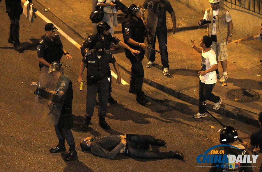 組圖：巴西民眾抗議羅馬教皇來(lái)訪 警方動(dòng)用催淚彈發(fā)生沖突