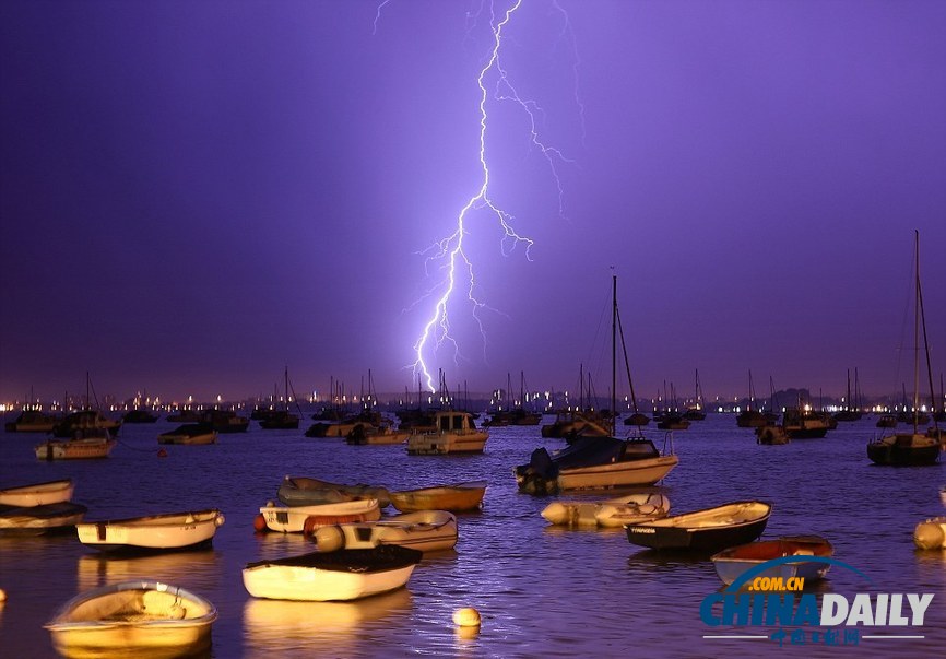 組圖：暴風(fēng)雨終結(jié)英國酷熱天氣 閃電驚心動(dòng)魄房屋受損