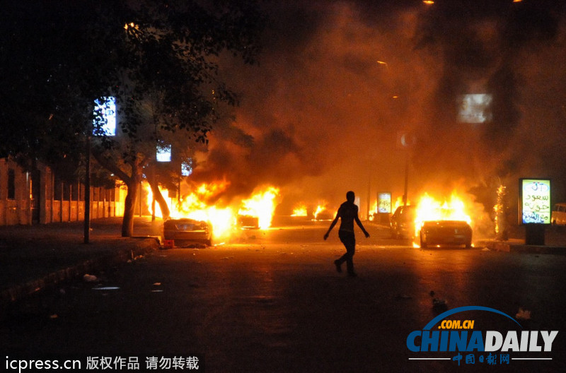 埃及兩派民眾激烈沖突 9人死亡多車被燒（組圖）