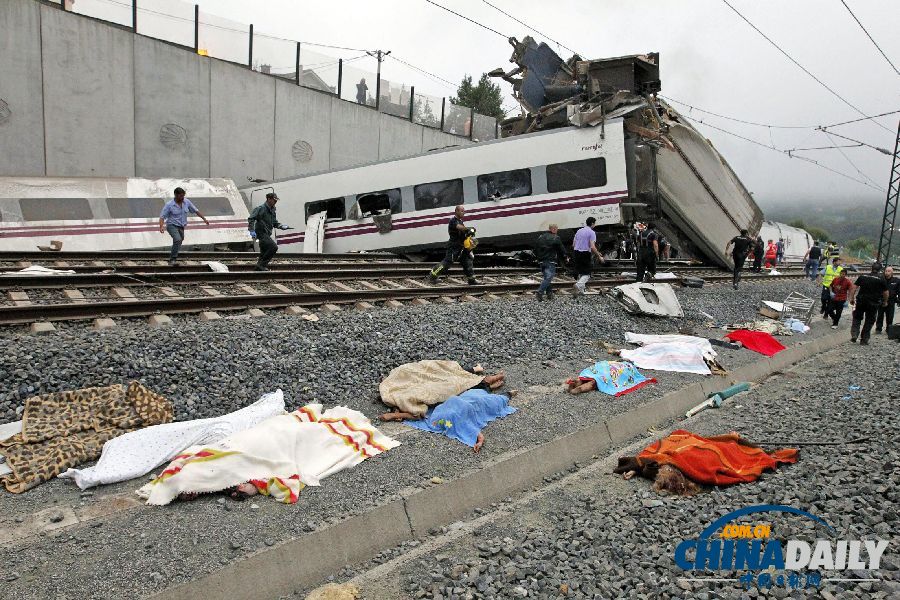 西班牙火車(chē)脫軌造成77人死亡 初步判斷系意外事故