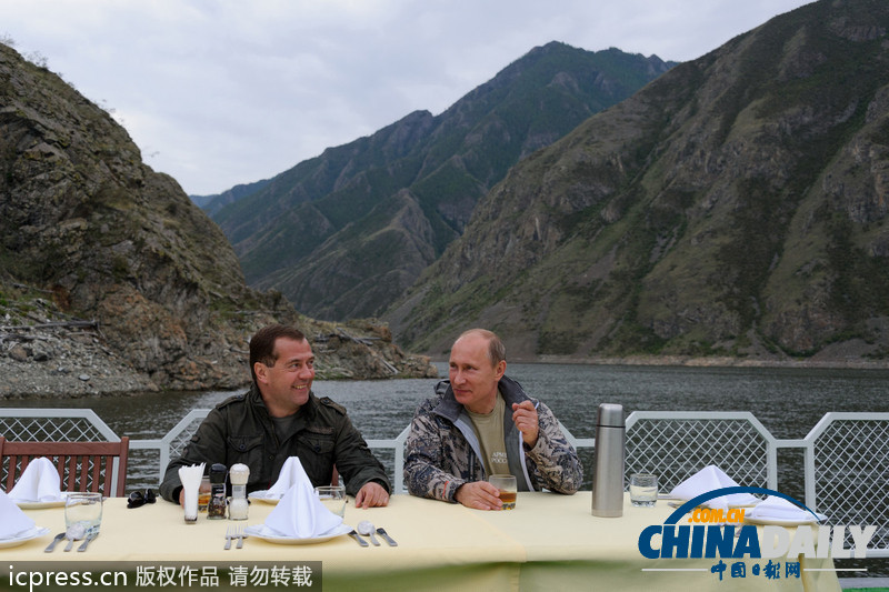 “梅普”相約去釣魚(yú) 普京光膀子秀身材小梅發(fā)福