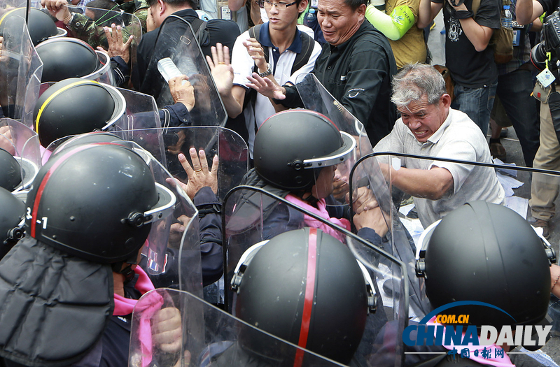 他信反對(duì)者抗議泰國(guó)特赦法案 與警察激烈沖突（圖）
