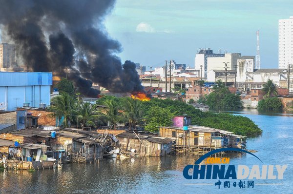 巴西累西腓社區(qū)發(fā)生火災(zāi) 超百戶人家無家可歸（圖）