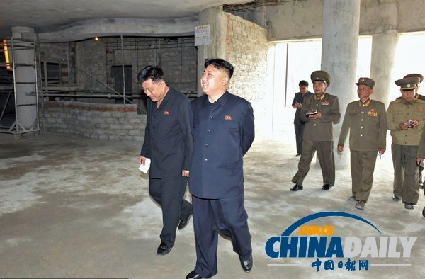 金正恩視察手機(jī)工廠(chǎng) 稱(chēng)贊阿里郎手機(jī)好用