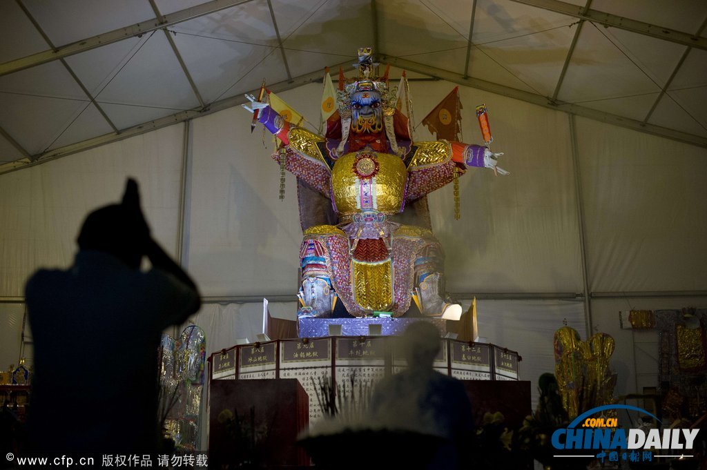 馬來(lái)西亞華裔迎“鬼節(jié)” 民眾“驚悚”狂歡（高清組圖）