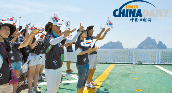 韓國(guó)大學(xué)生在獨(dú)島前海舉行守護(hù)領(lǐng)土快閃活動(dòng)（圖）