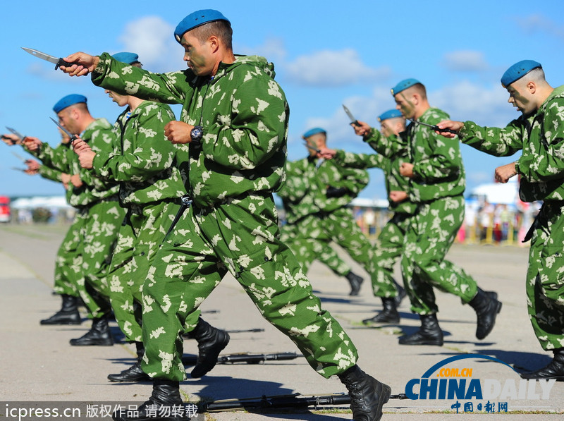 俄羅斯傘兵秀十八般武藝 慶?？哲姵闪?01周年（高清組圖）