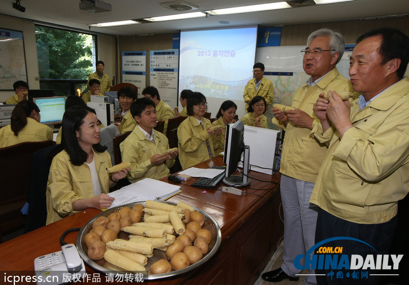 響應(yīng)韓美演習(xí) 韓官員大嚼玉米土豆體驗(yàn)戰(zhàn)士艱辛（組圖）