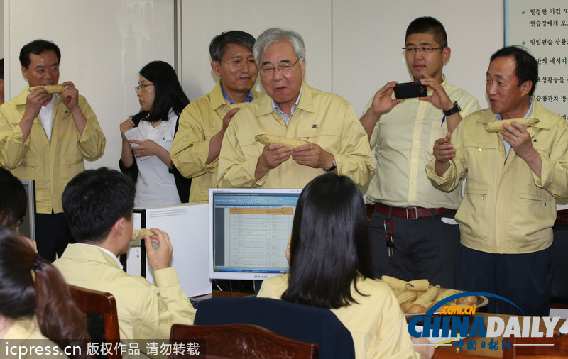 響應(yīng)韓美演習(xí) 韓官員大嚼玉米土豆體驗戰(zhàn)士艱辛（組圖）