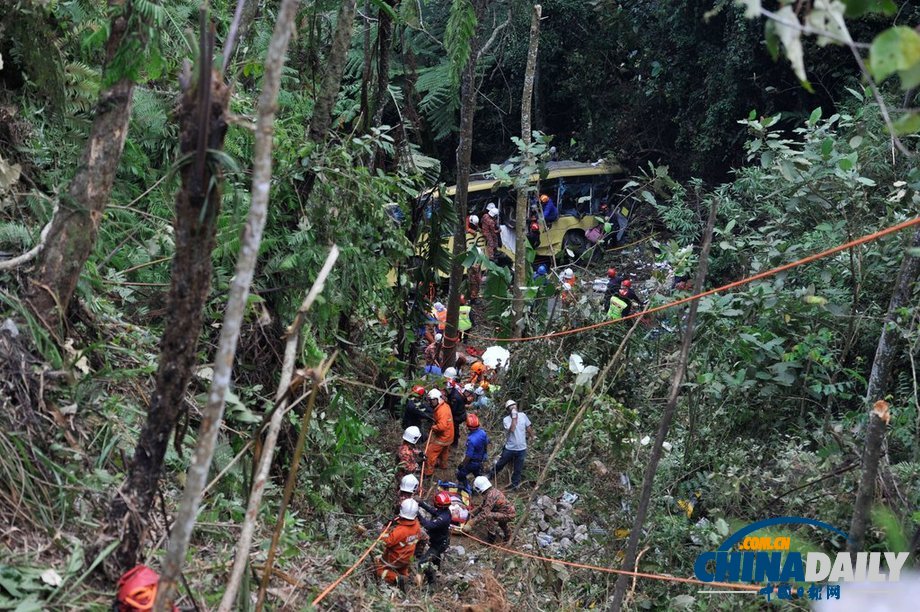 馬來(lái)西亞公交車墜崖已致33人死亡 其中24名華人（高清組圖）
