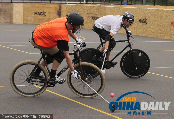 古老運(yùn)動(dòng)流行新玩法 自行車馬球倫敦街頭受追捧（組圖）