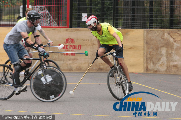 古老運(yùn)動(dòng)流行新玩法 自行車馬球倫敦街頭受追捧（組圖）