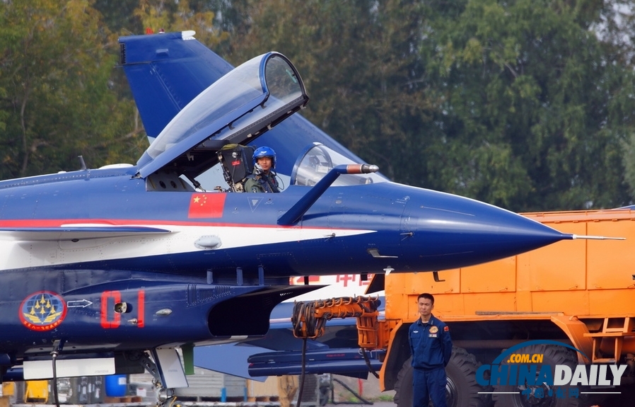 中國(guó)空軍八一飛行表演隊(duì)亮相莫斯科航展
