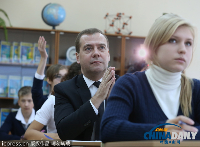 梅德韋杰夫走進(jìn)課堂 小女孩撇嘴表“不屑”