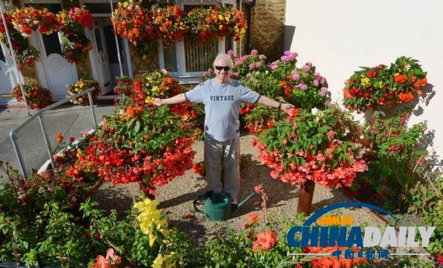 英國(guó)74歲盲人種植鮮艷花卉 靠觸覺(jué)和嗅覺(jué)做園藝