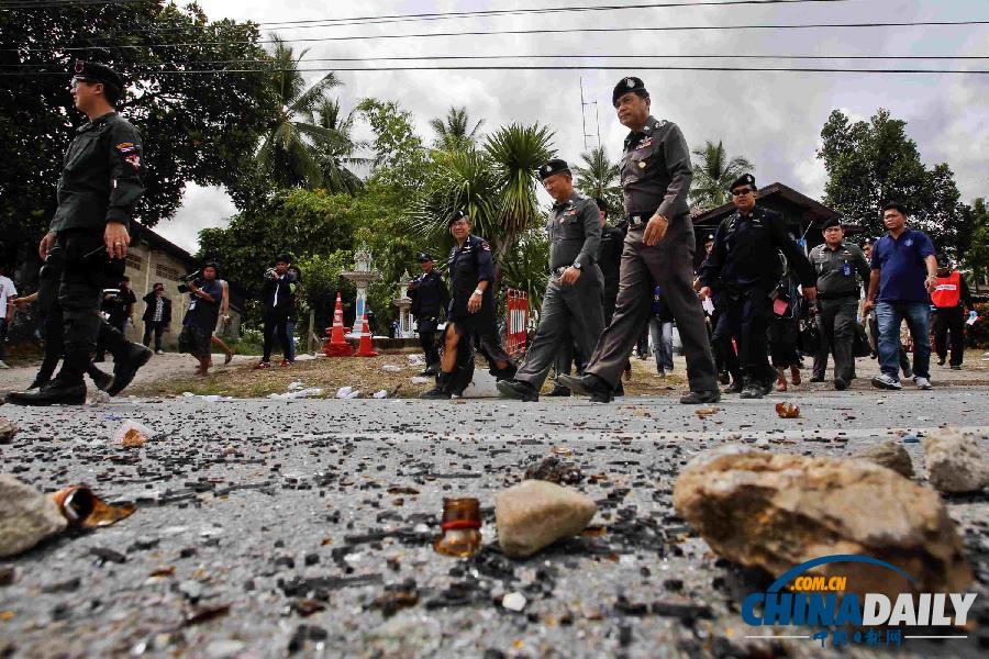 泰國(guó)南部膠農(nóng)抗議升級(jí) 警農(nóng)沖突激烈警車被燒毀