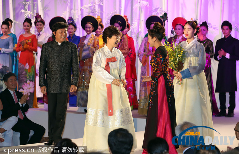 韓總統(tǒng)樸槿惠訪問(wèn)越南 穿韓服登時(shí)裝表演T臺(tái)