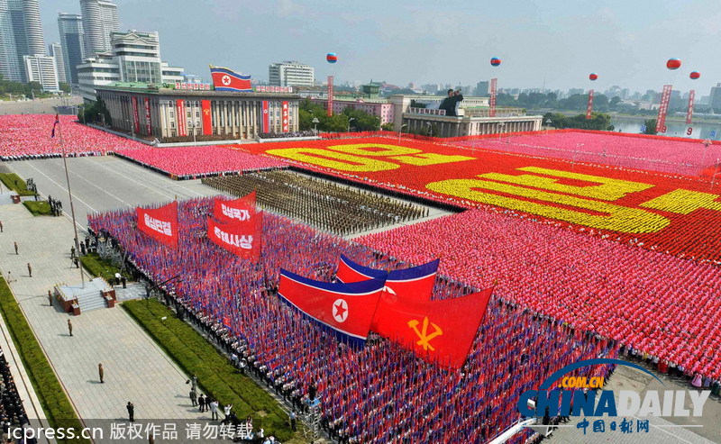朝鮮舉行建國(guó)65周年閱兵式 短裙女兵整齊劃一
