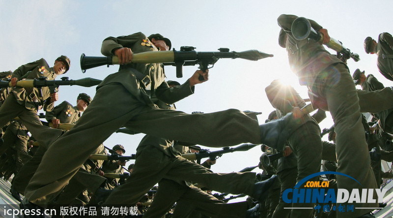 朝鮮舉行建國(guó)65周年閱兵式 短裙女兵整齊劃一