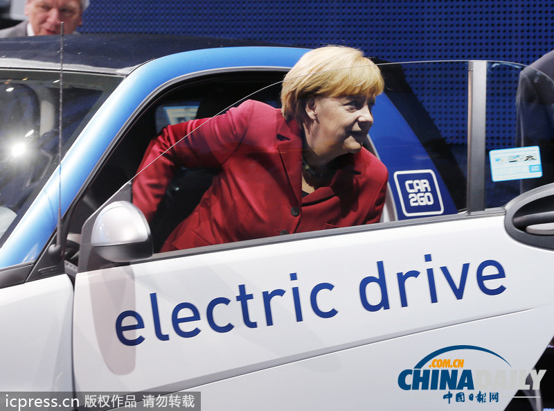 默克爾助陣法蘭克福車(chē)展 對(duì)電動(dòng)車(chē)興趣濃厚（組圖）