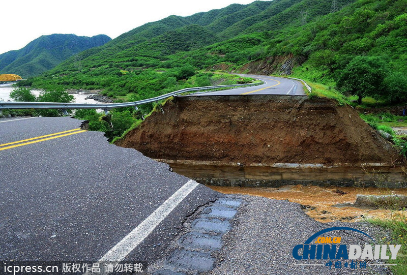 墨西哥颶風(fēng)引山體滑坡致至少34死 公路被劈斷