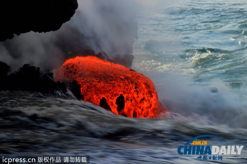 水火交織 攝影師冒險(xiǎn)近距離拍攝巖漿入海震撼照