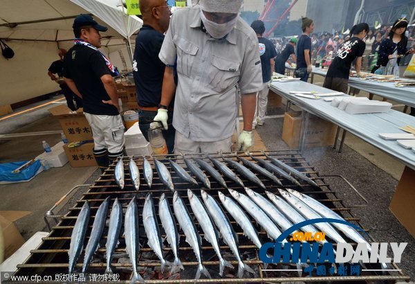 日本地震災(zāi)區(qū)為感恩燒烤5千秋刀魚 東京市民免費(fèi)享用