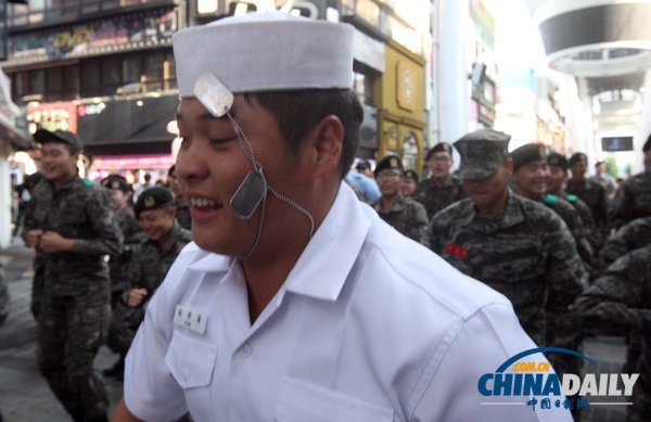 韓國(guó)士兵街頭表演快閃熱舞 鼓勵(lì)青年參軍（組圖）