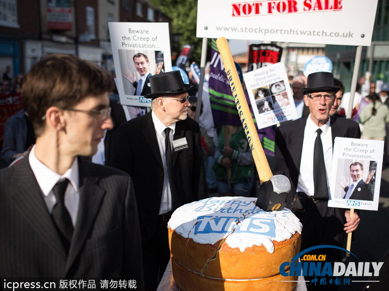 英國民眾集會抗議政府削減各項(xiàng)支出