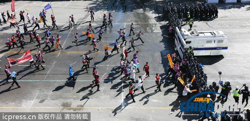 韓國(guó)警察機(jī)動(dòng)部隊(duì)舉行應(yīng)對(duì)暴力示威演習(xí)