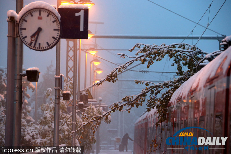德國(guó)巴伐利亞大雪成災(zāi) 鐵路交通陷于癱瘓（圖）