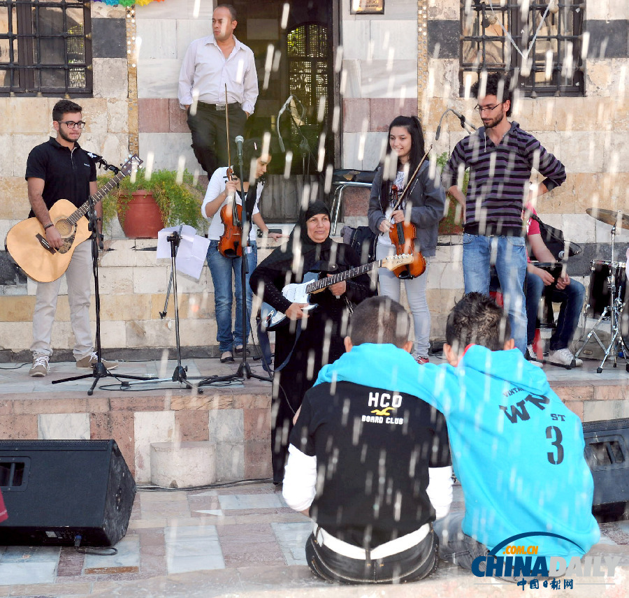 敘利亞民眾游樂(lè)場(chǎng)玩耍慶祝宰牲節(jié) 暫忘戰(zhàn)亂陰影